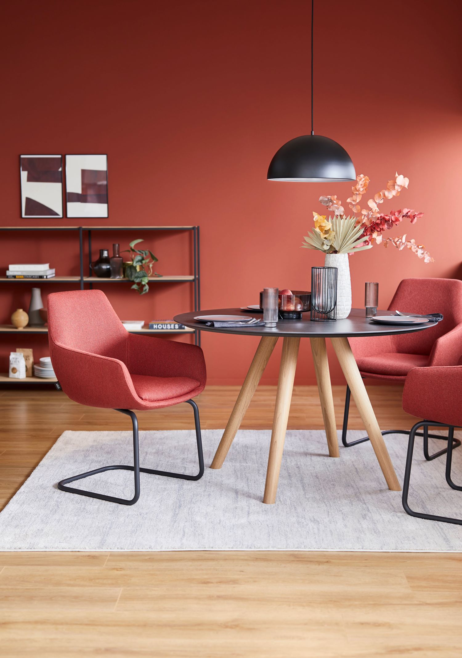 Esszimmer mit rundem Tisch und knalligen Stühlen SCHÖNER WOHNEN-Esszimmer
