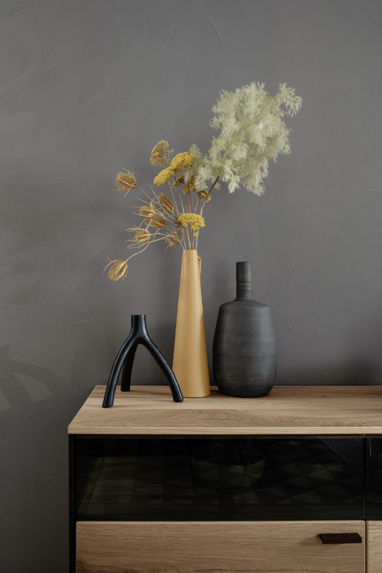 Dunkelgraue Wand im Esszimmer mit Sideboard ANDRA SCHÖNER WOHNEN-Wandfarben Wirkung