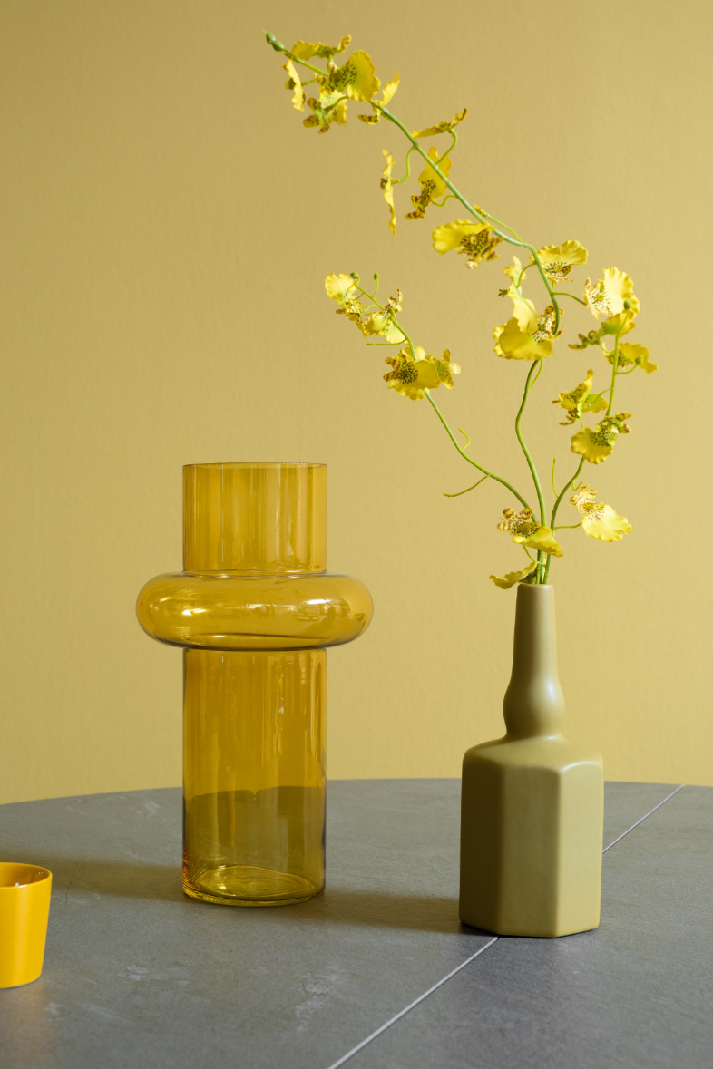 Gelbe Vase im Esszimmer SCHÖNER WOHNEN-Kollektion Farbe Gelb