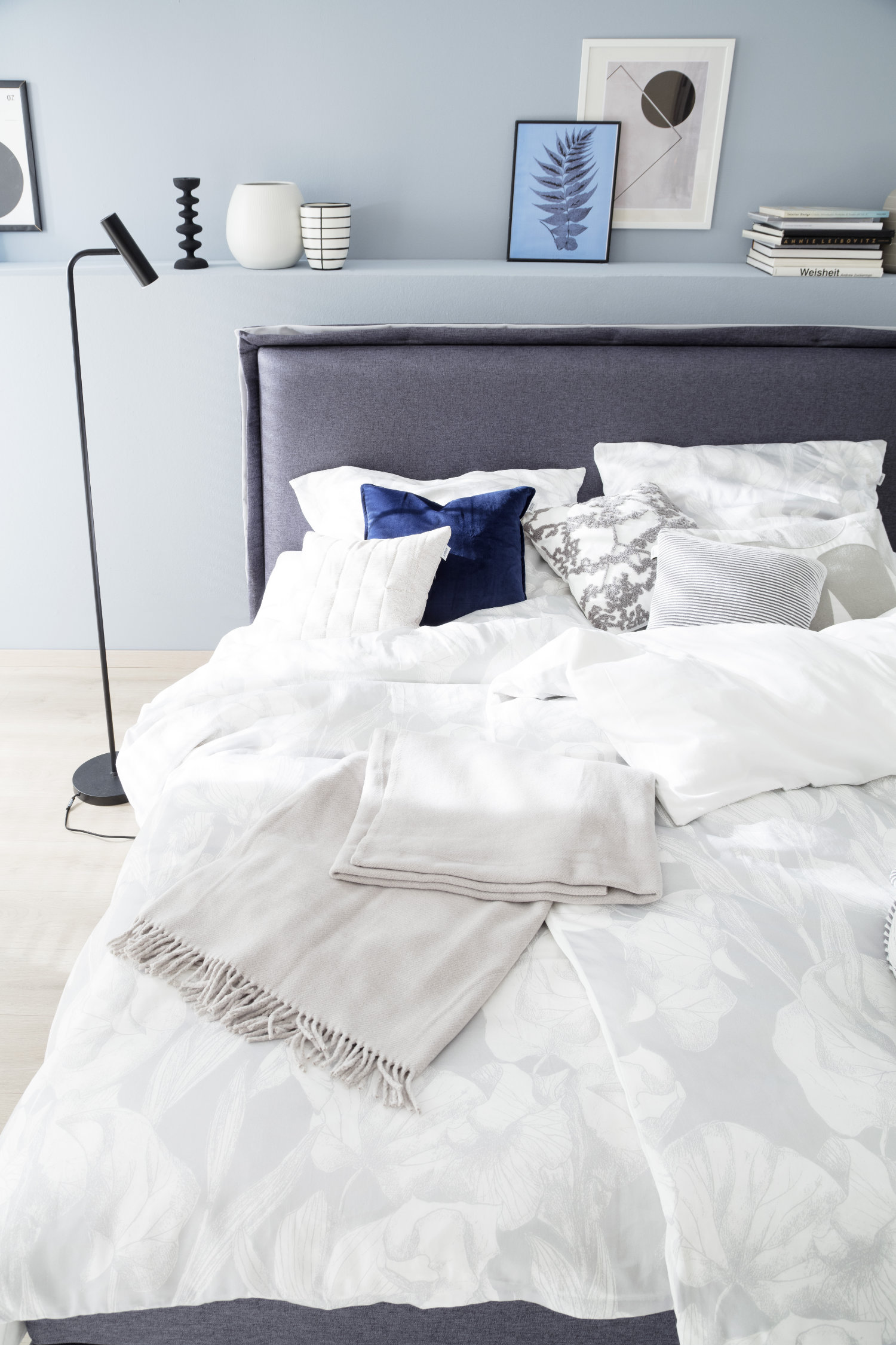 Schlafzimmer mit heller Bettwäsche SCHÖNER WOHNEN-Bettwäsche