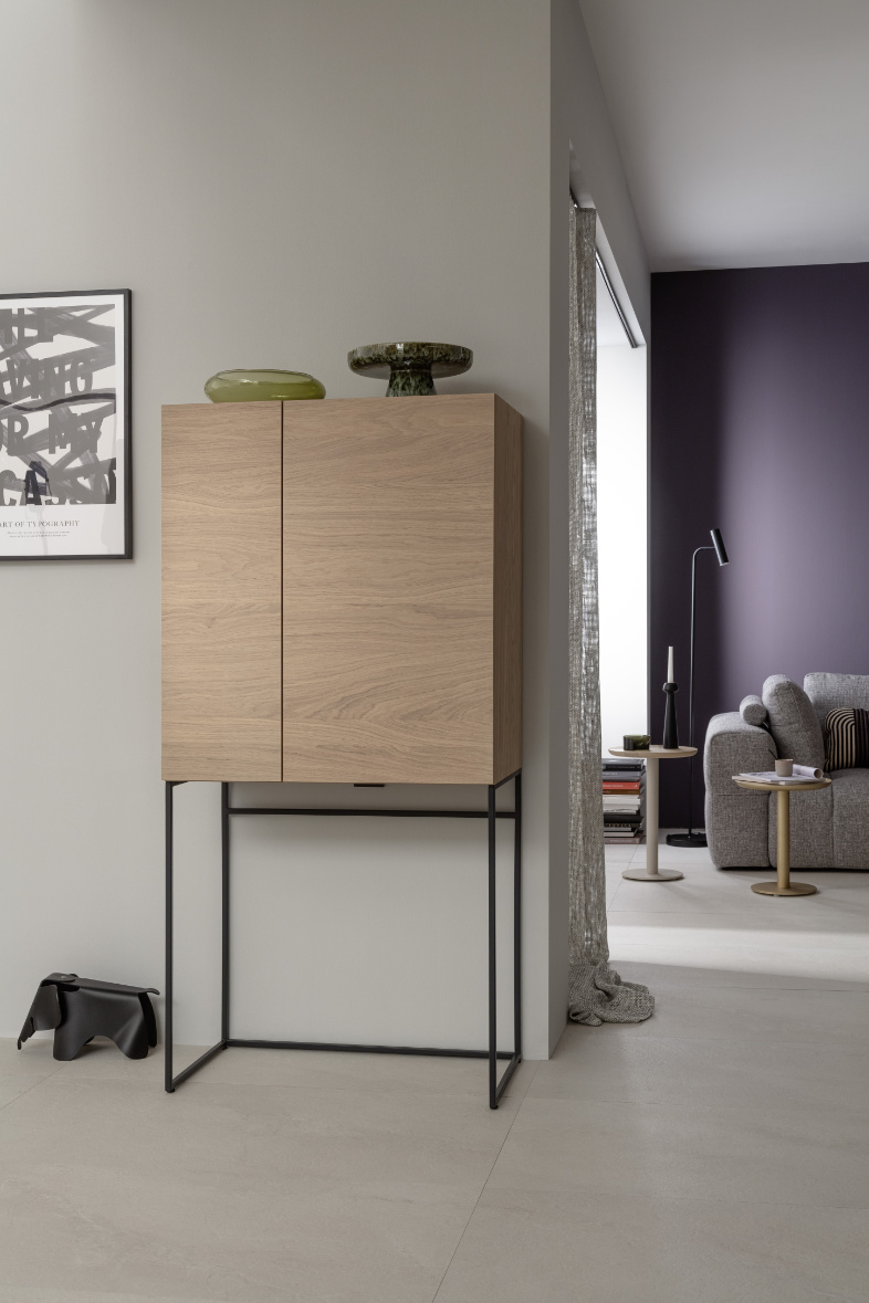 Bar AMAYA aus Holz im Wohnzimmer SCHÖNER WOHNEN-Stauraumserie AMAYA