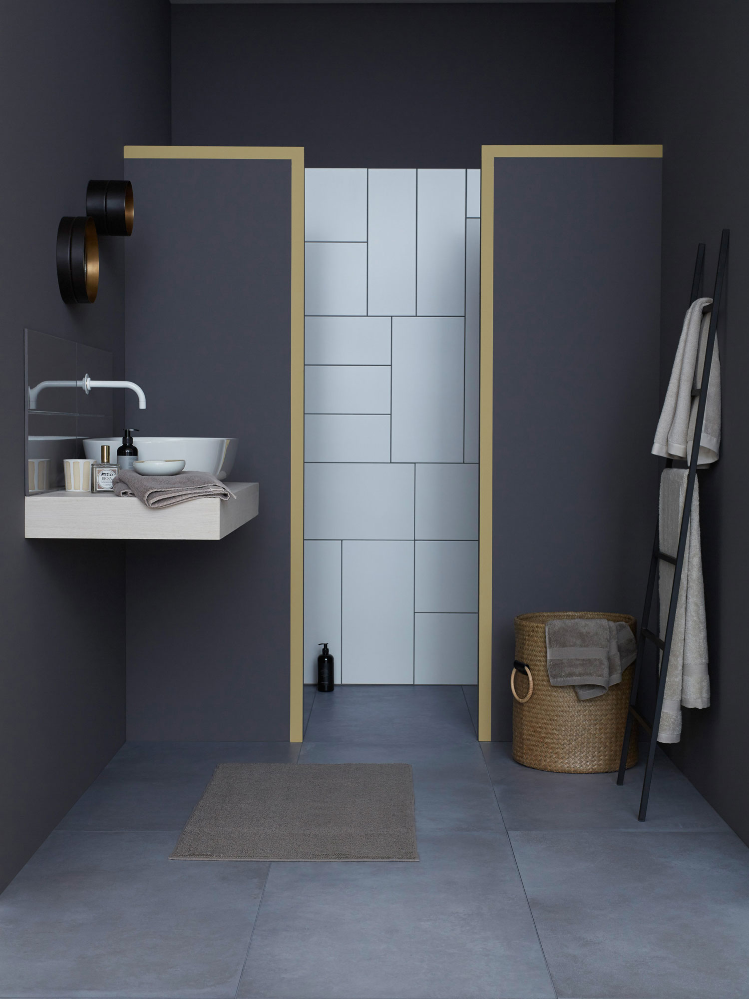 Graues Badezimmer mit Teppich SCHÖNER WOHNEN-Badezimmer