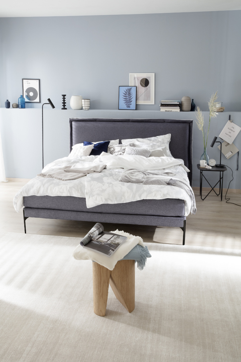 Schlafzimmer mit blauer Wand SCHÖNER WOHNEN-Schlafzimmer