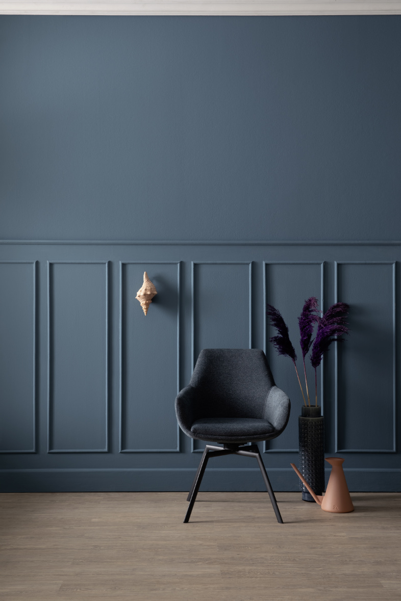 Dunkelblaue Wand mit Stuhl COSY SCHÖNER WOHNEN-Wandfarben Wirkung