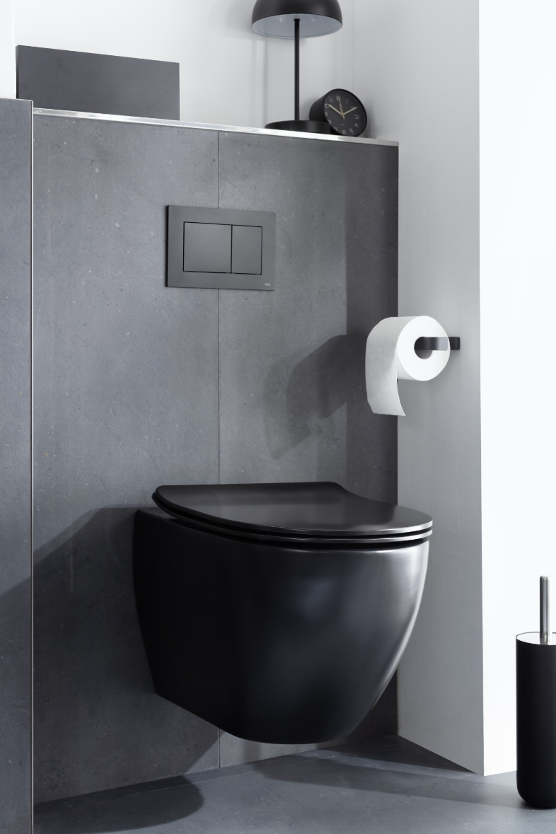Schwarzes WC mit dunklen Fließen an der Wand SCHÖNER WOHNEN-Bad