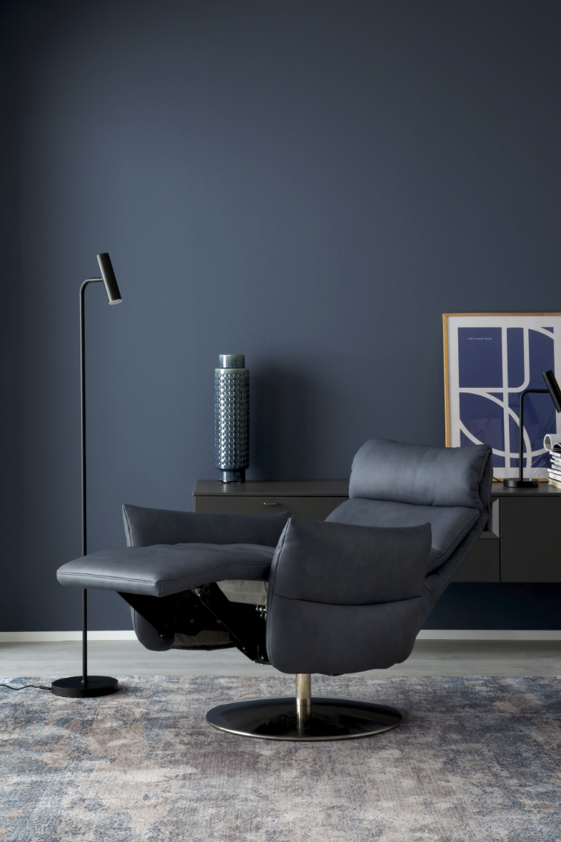 Funktionssessel in einer blauen Leseecke SCHÖNER WOHNEN-Wohnzimmer