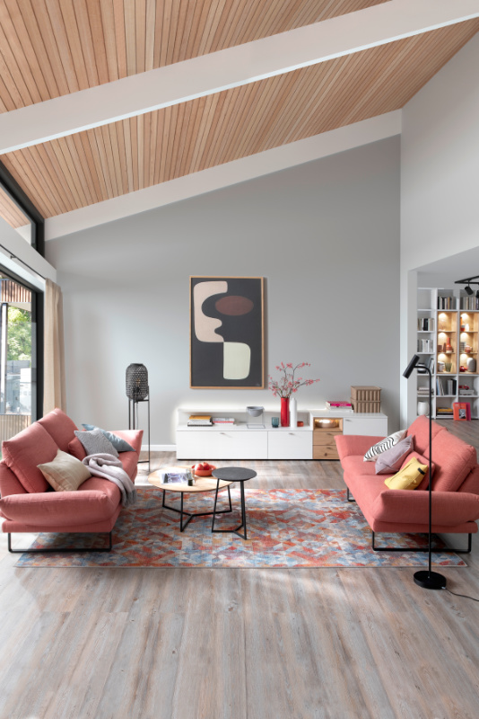 Wohnzimmer mit Designboden und Sofas SCHÖNER WOHNEN-Designboden