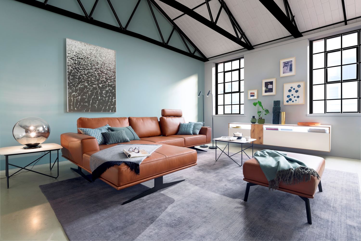 Braunes Sofa mit schwarzer Metallkufe im Wohnzimmer SCHÖNER WOHNEN-Wohnzimmer