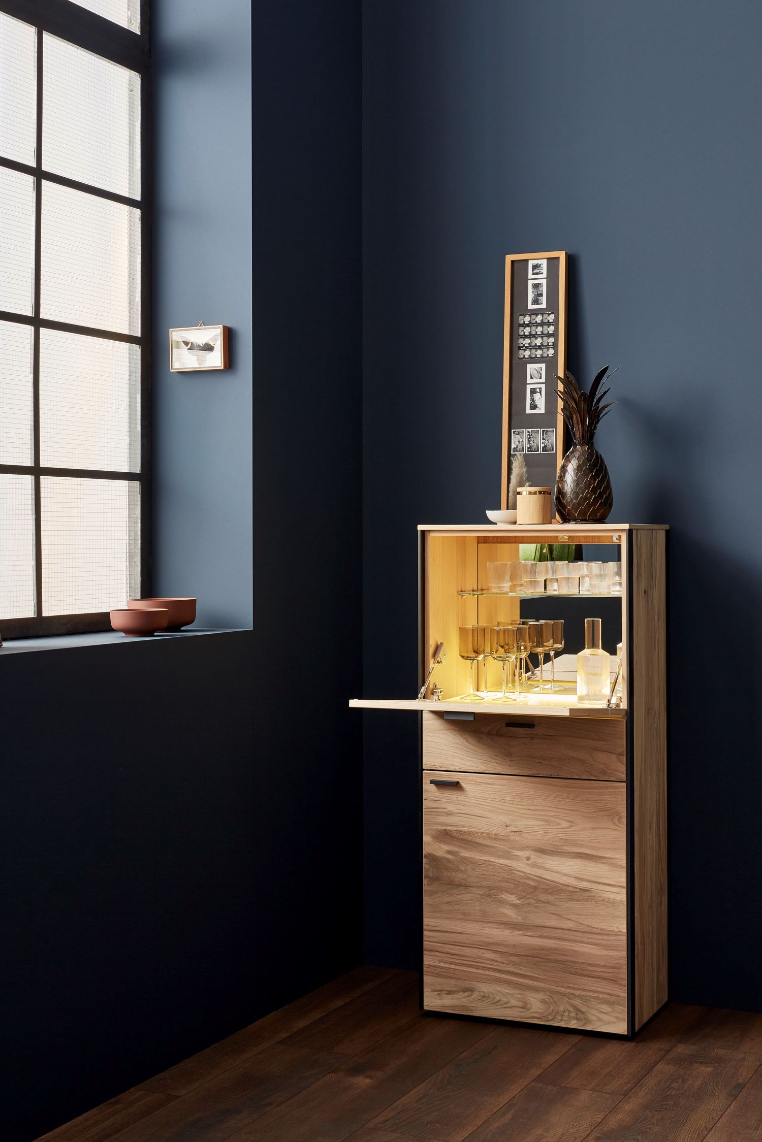 Blaues Zimmer mit Highboard aus Holz SCHÖNER WOHNEN-Highboard