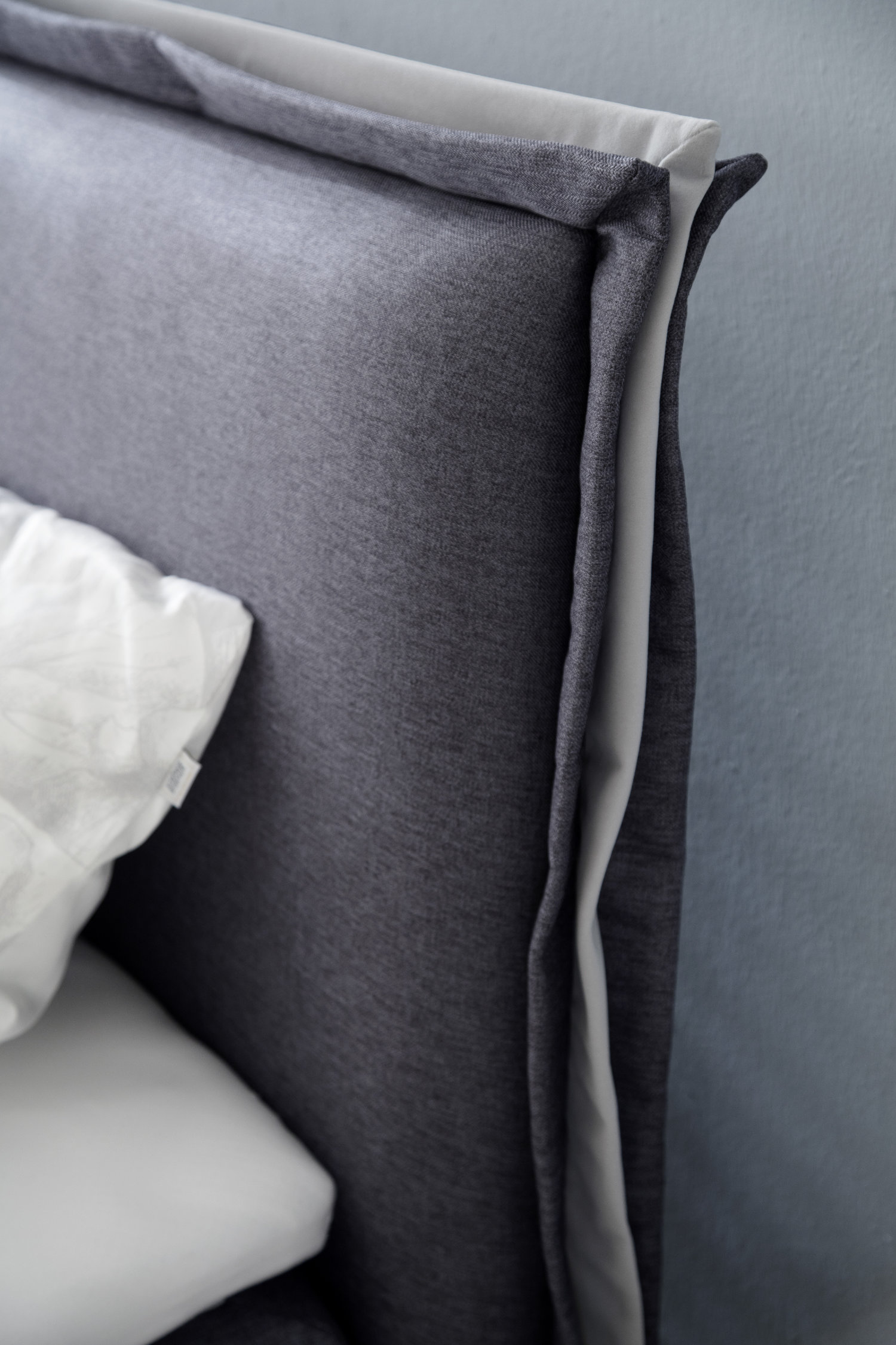 Blaues Schlafzimmer mit grauem Boxspringbett SCHÖNER WOHNEN-Boxspringbetten