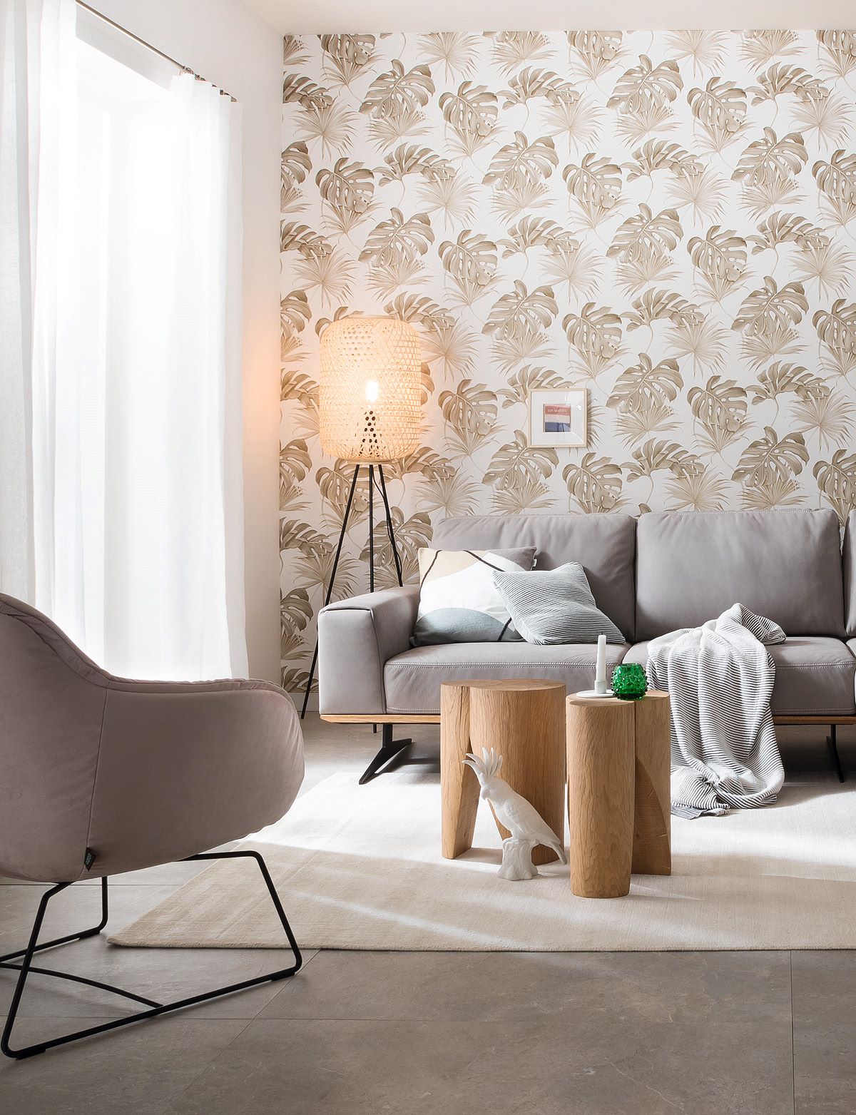 Wohnzimmer mit Blätter-Tapete SCHÖNER WOHNEN-Tapeten