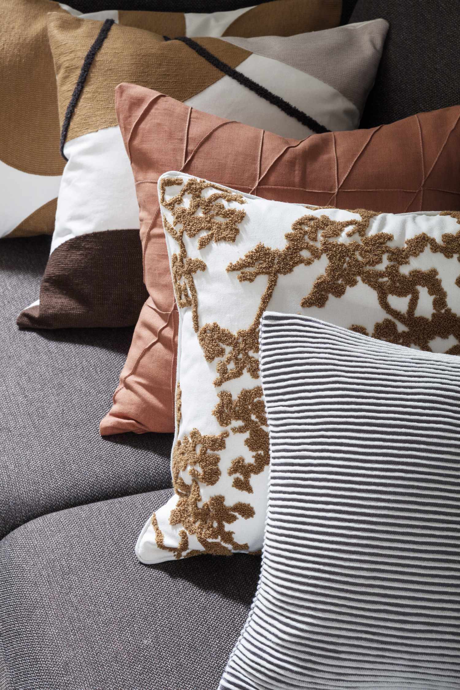 Graues Sofa mit Kissen SCHÖNER WOHNEN-Kissen