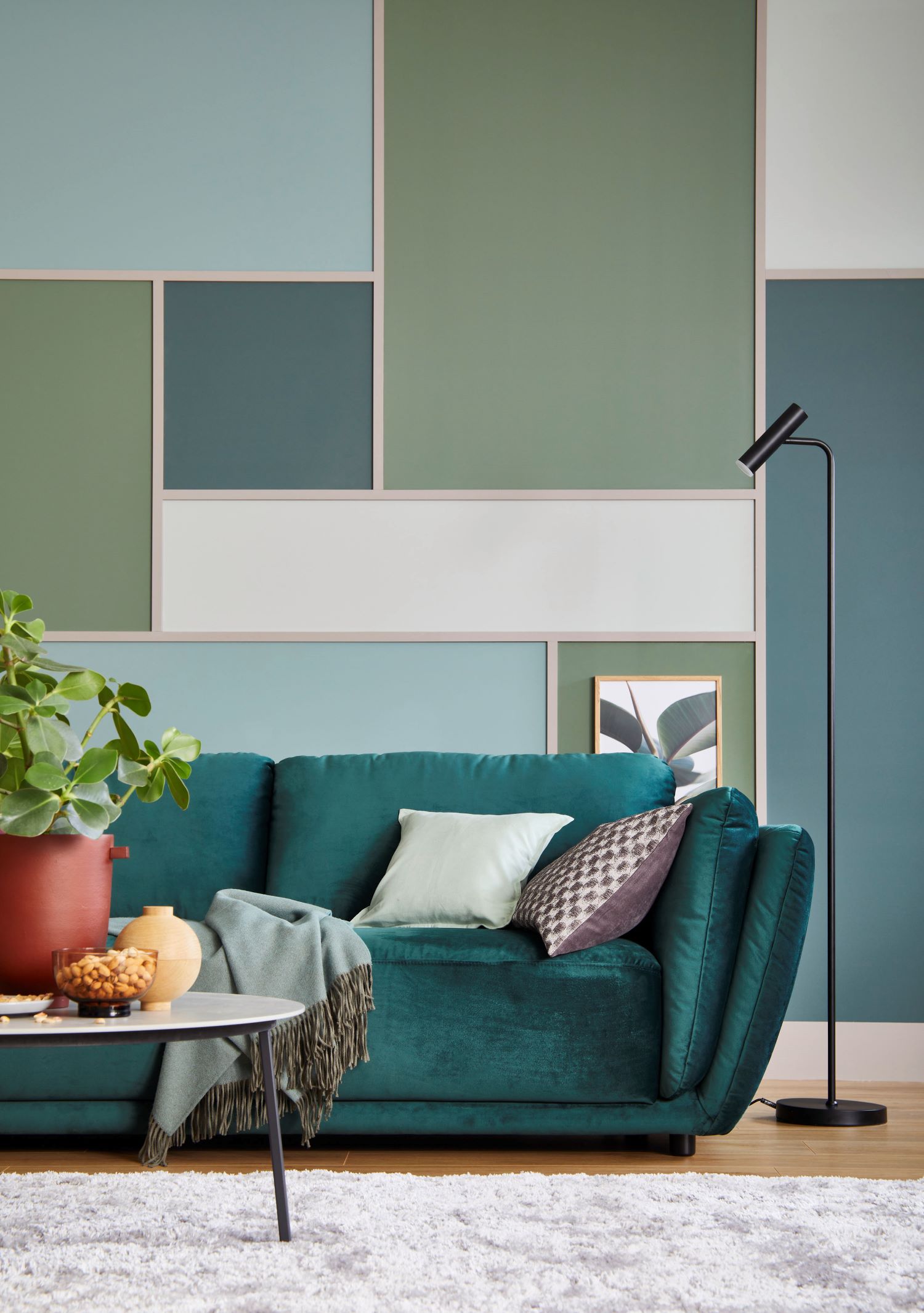 Wohnzimmer in Grüntönen mit Sofa und Couchtisch SCHÖNER WOHNEN-Sofas