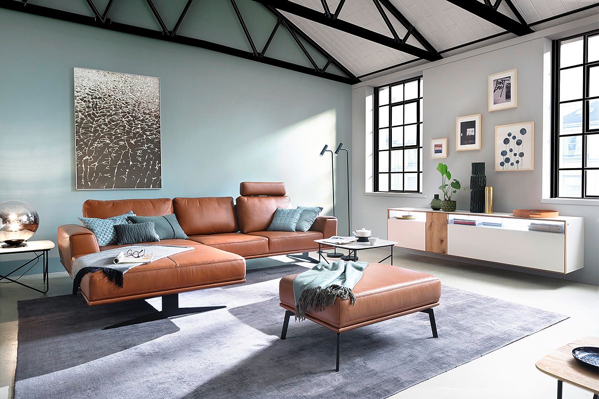 Blaues Wohnzimmer mit Ledersofa und Longchair SCHÖNER WOHNEN-Sofas