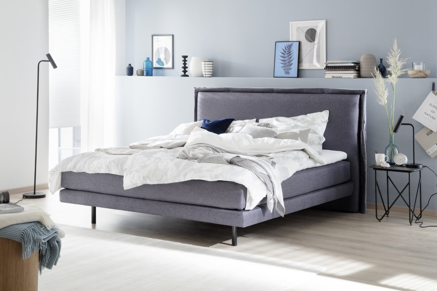 Blaues Schlafzimmer mit heller Bettwäsche SCHÖNER WOHNEN-Schlafzimmer
