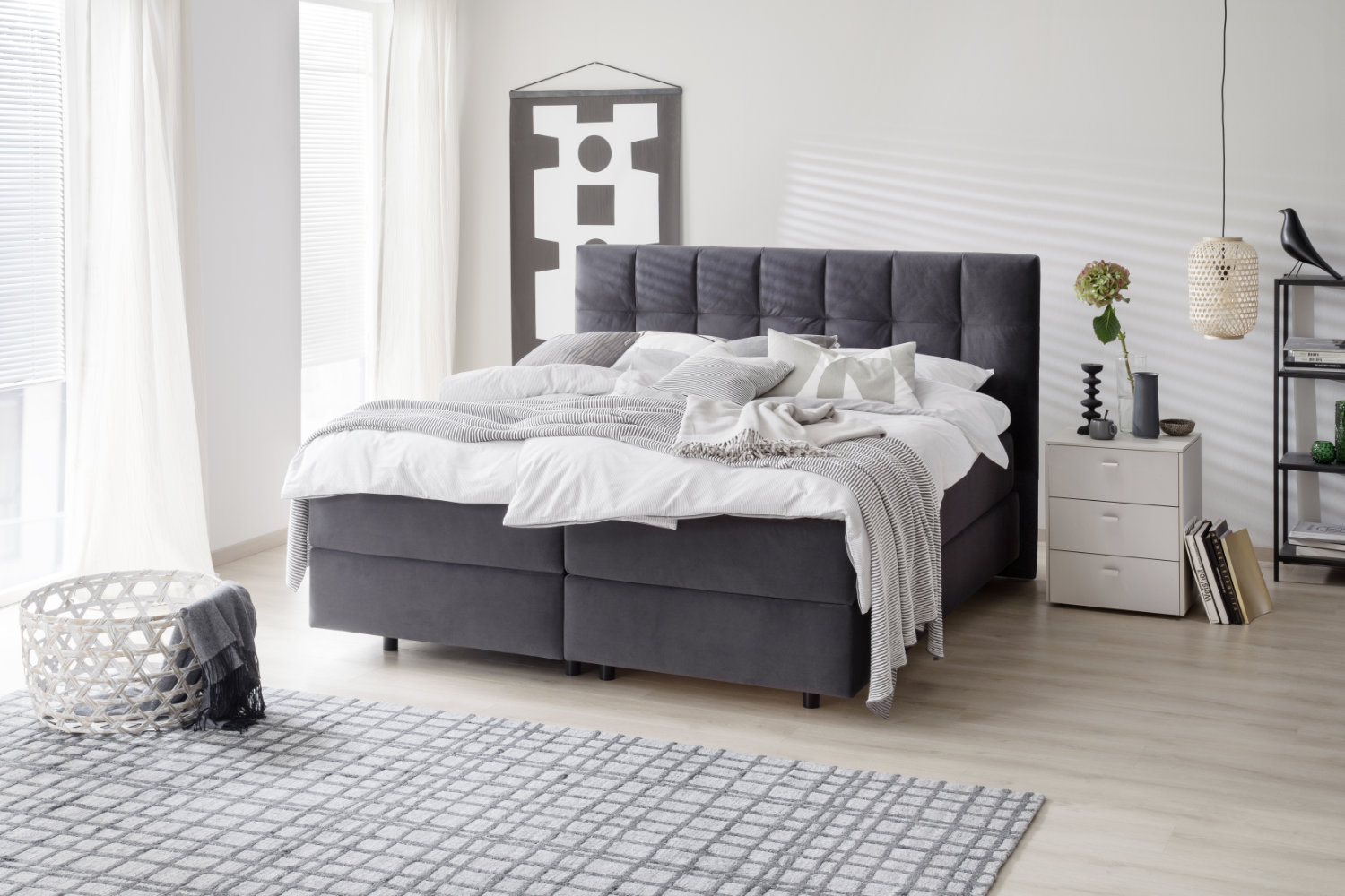 Schlafzimmer mit grauem Boxspringbett SCHÖNER WOHNEN-Boxspringbetten