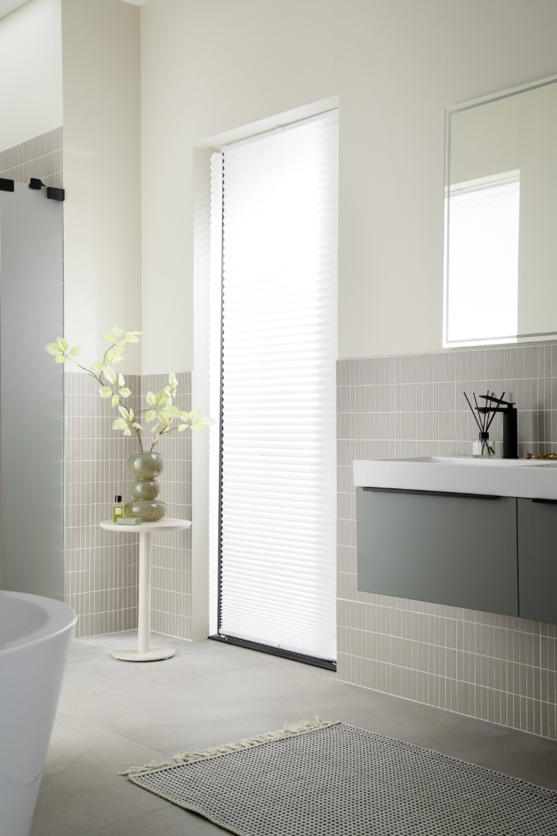 Helle Plissees im Badezimmer SCHÖNER WOHNEN-Sichtschutz