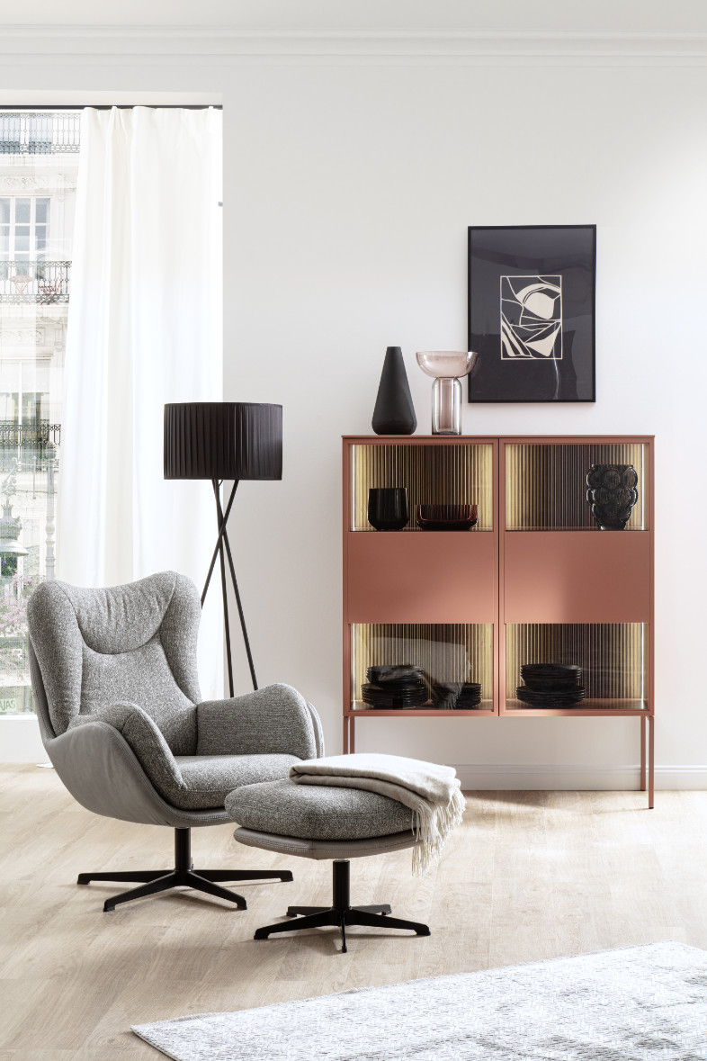 Gemütliche Leseecke mit Vitrine AMAYA SCHÖNER WOHNEN-Stauraumserie AMAYA