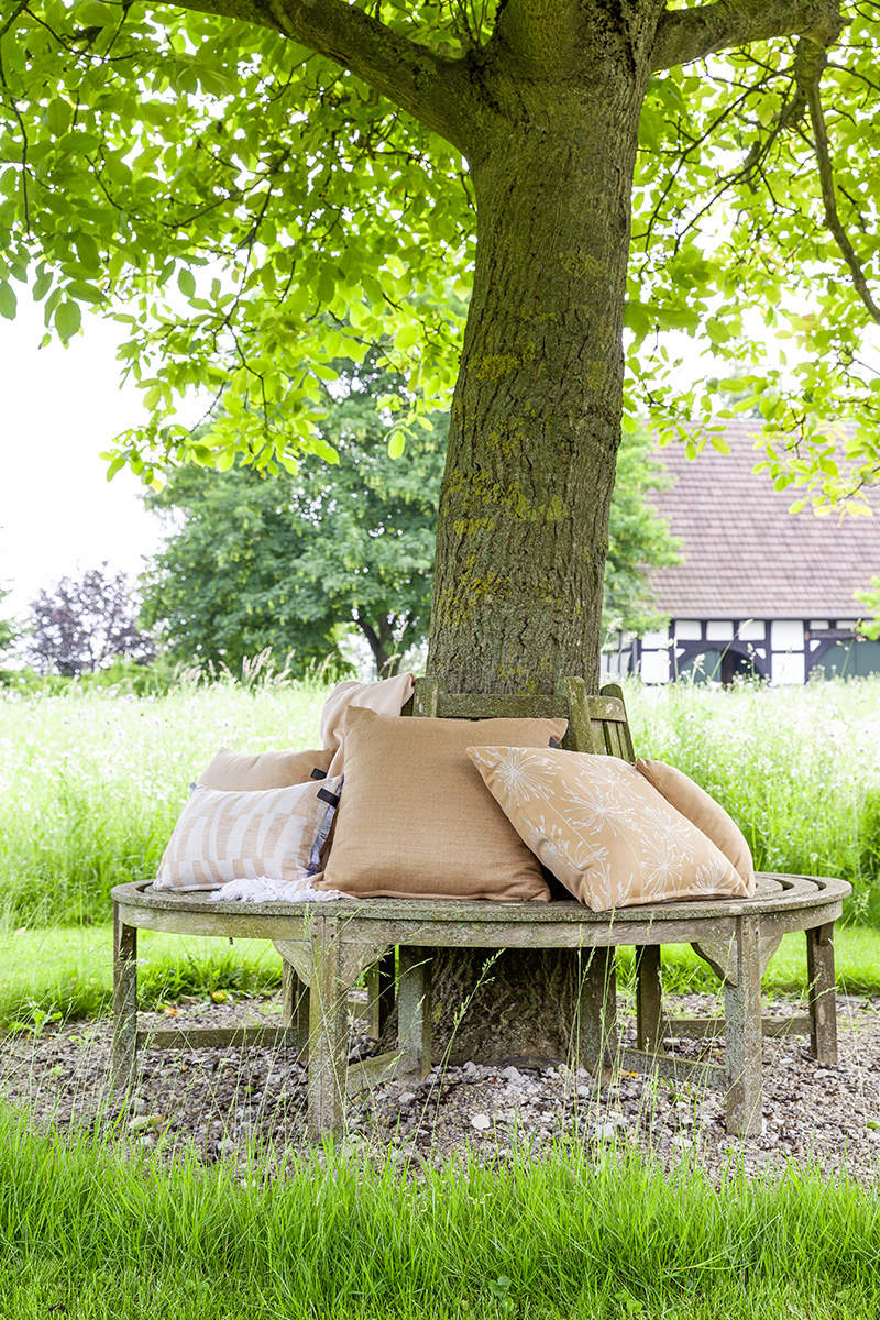 Sitzecke am Baum mit Outdoor-Textilien der SCHÖNER WOHNEN-Kollektion SCHÖNER WOHNEN-Outdoor