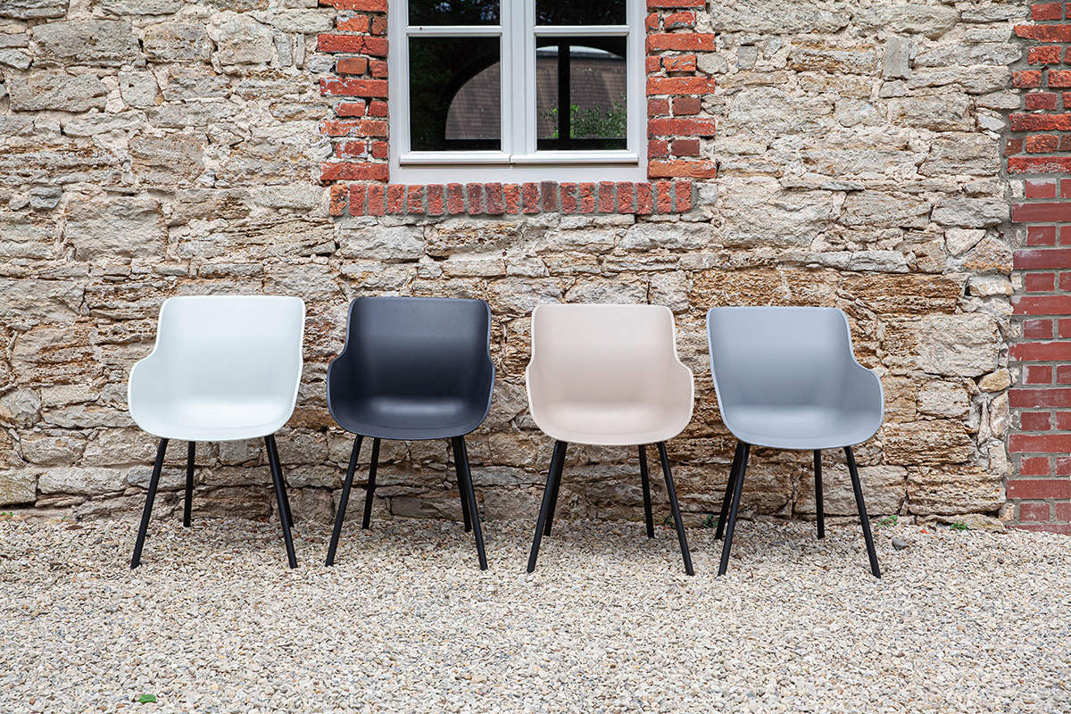 Vier Stühle LIEKE in weiß, schwarz, beige und grau SCHÖNER WOHNEN-Outdoor