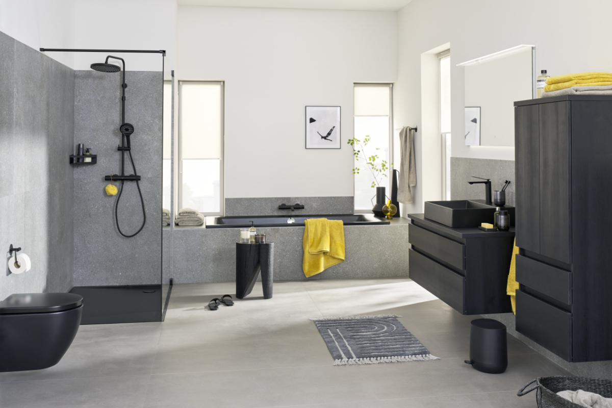 moderne Walk-In-Dusche mit schwarzer Armatur SCHÖNER WOHNEN-Duschen