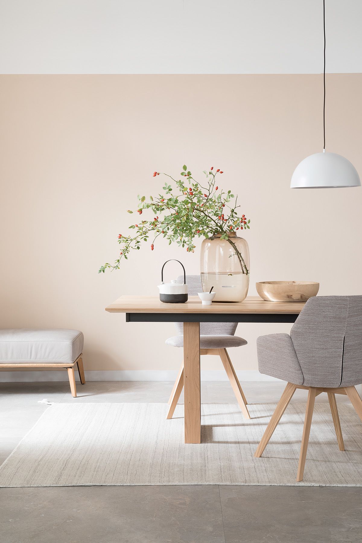 Helles Esszimmer mit Holztisch aus Wildeiche SCHÖNER WOHNEN-Esszimmer