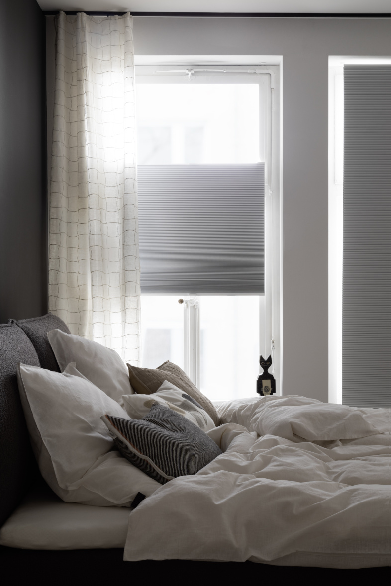 Schlafzimmer mit dunklen Plissees SCHÖNER WOHNEN-Sichtschutz