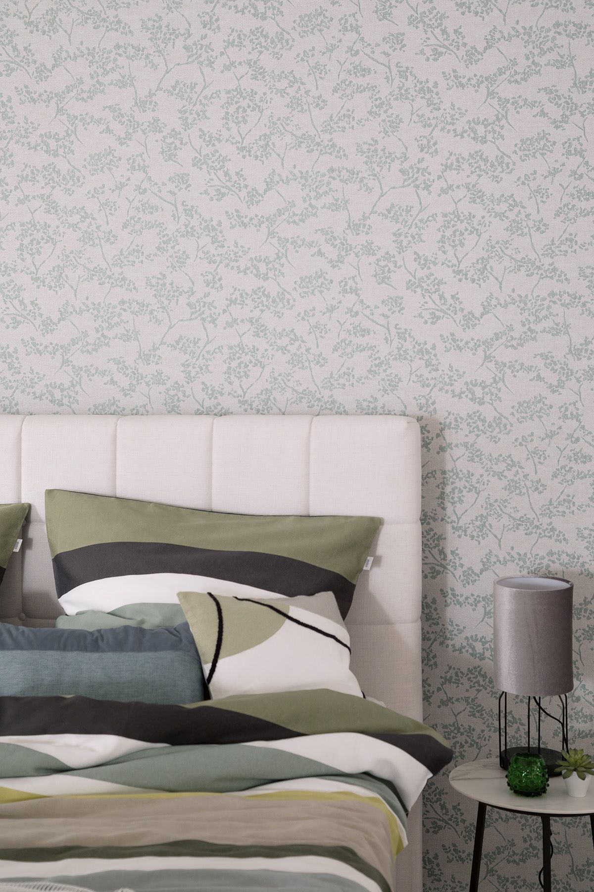 Schlafzimmer mit floraler Vliestapete SCHÖNER WOHNEN-Vliestapeten