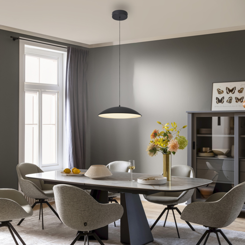 Esstisch mit schwarzer Pendelleuchte SCHÖNER WOHNEN Leuchten