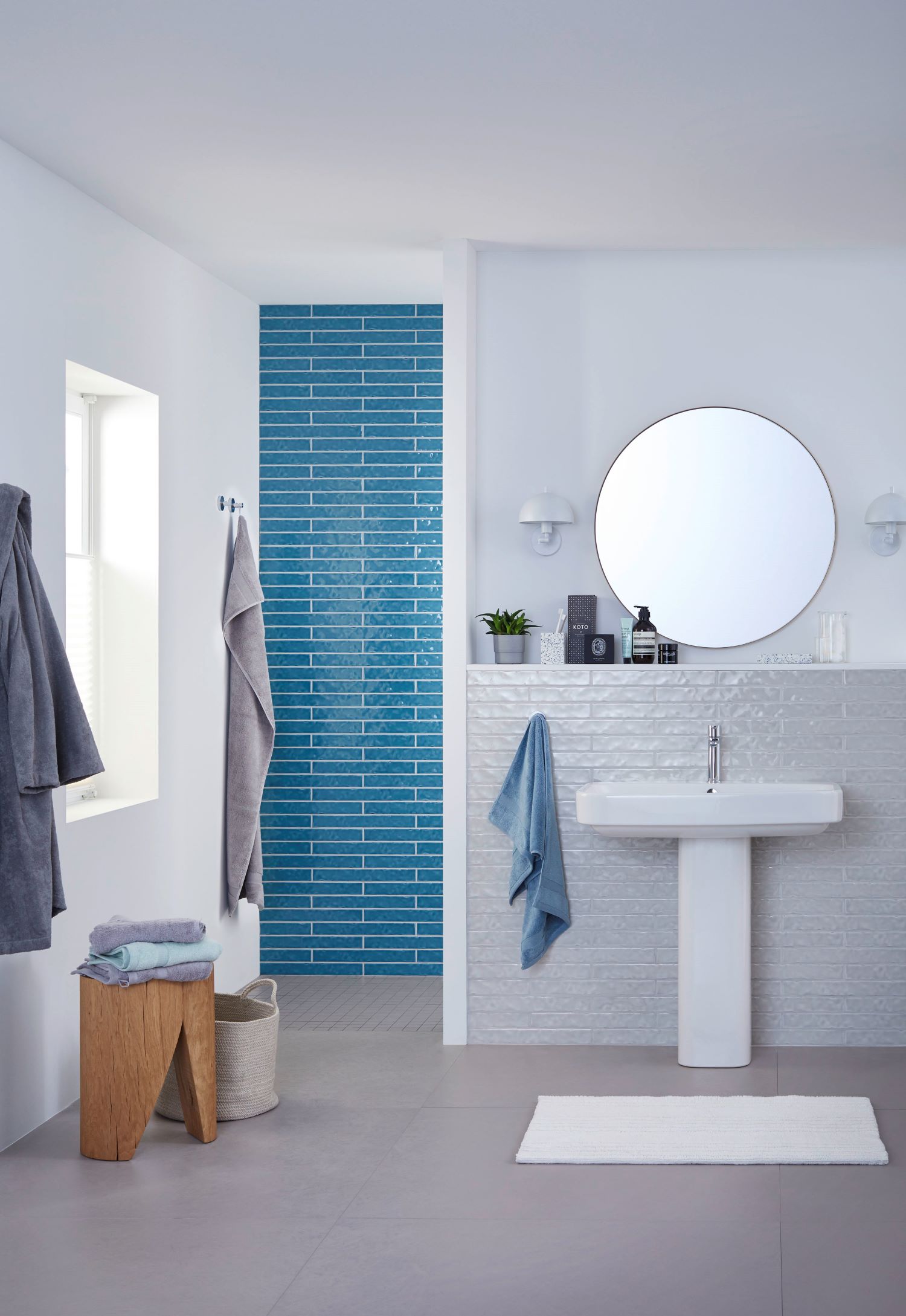 Helles Badezimmer mit Wandfliesen in blau und weiß SCHÖNER WOHNEN-Badezimmer