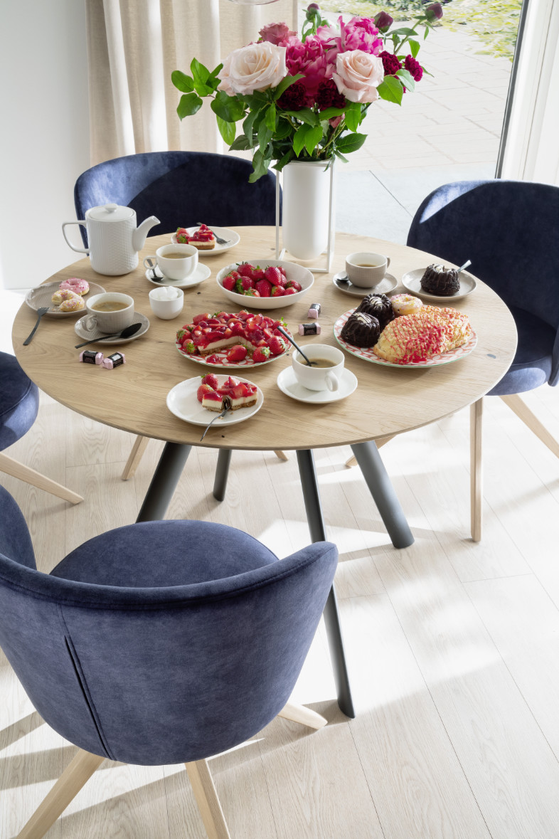 Tisch mit Erdbeerkuchen SCHOENER WOHNEN-Moebel