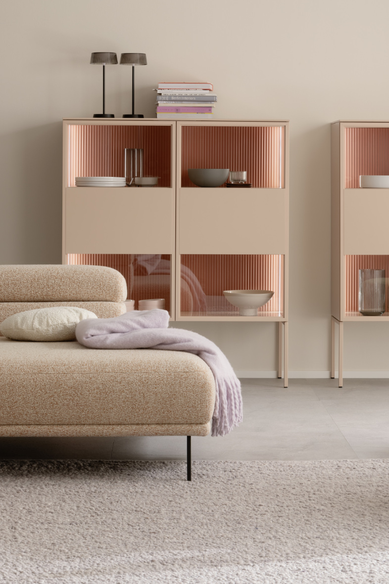 Wohnzimmer mit Vitrine SCHÖNER WOHNEN-Streifentrend