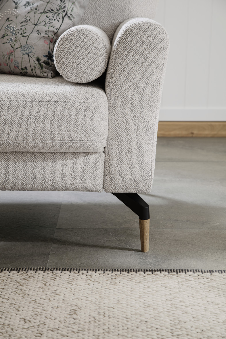 Sofa AMADEO im Detail: Metall-Holzfuß SCHÖNER WOHNEN-Kollektion Serie AMADEO