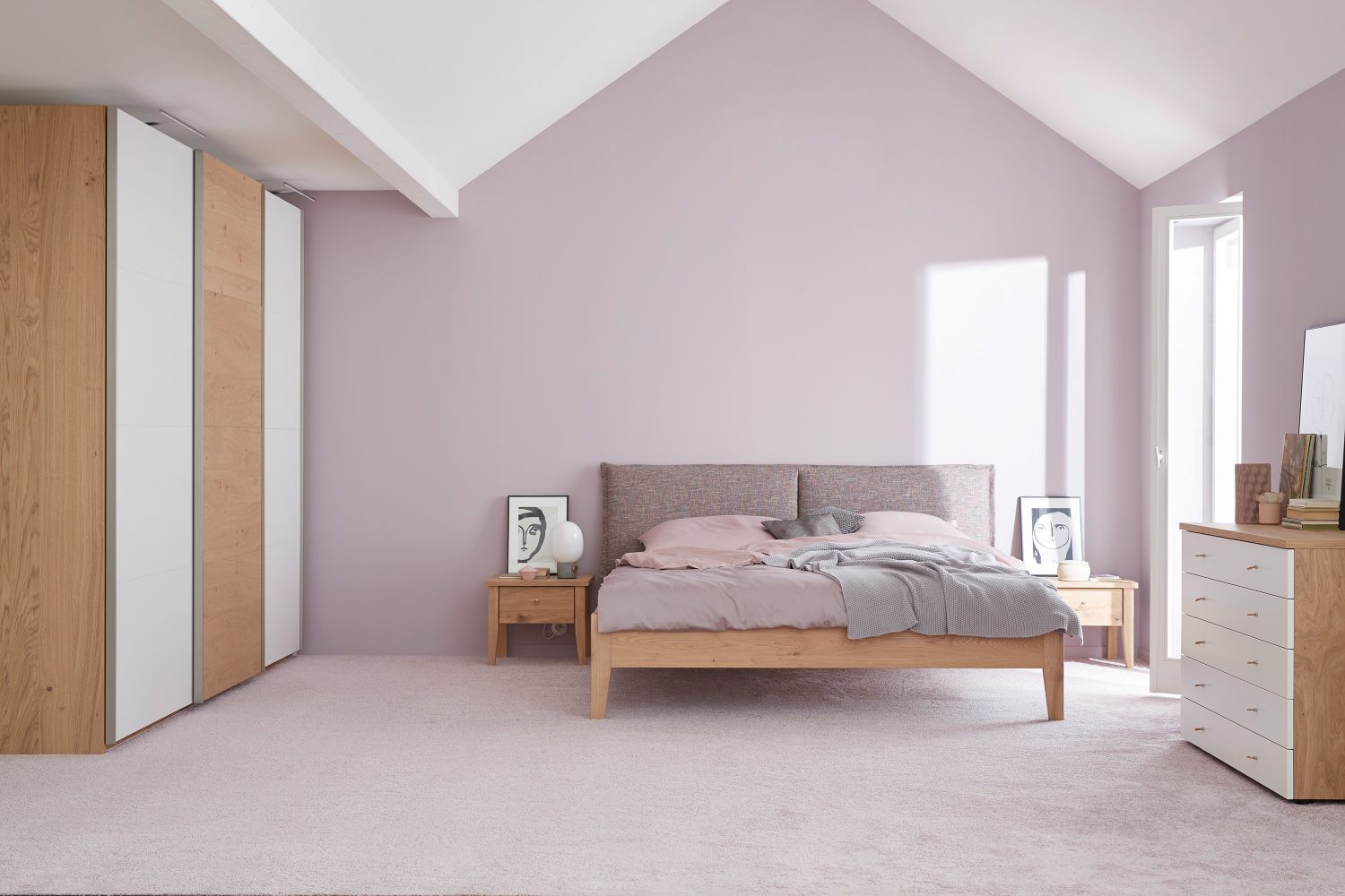 Rosa Schlafzimmer mit Bett SCHÖNER WOHNEN-Holzbett