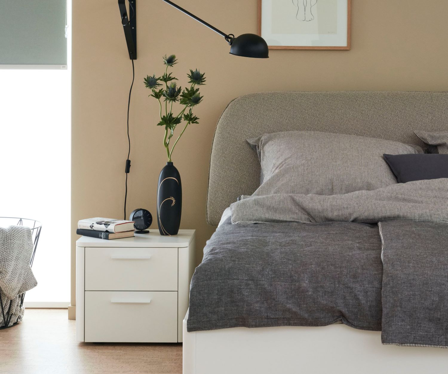 Schlafzimmer mit weißer Nachtkonsole SCHÖNER WOHNEN-Nachtkonsolen