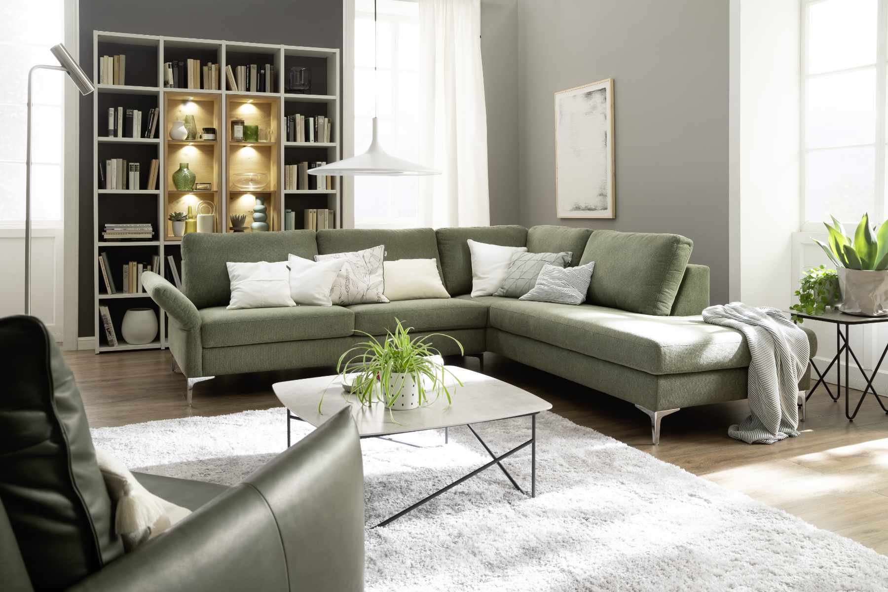 Helles Wohnzimmer mit grünem Ecksofa TIMELESS SCHÖNER WOHNEN-Kollektion SCHÖNER WOHNEN-Sofas