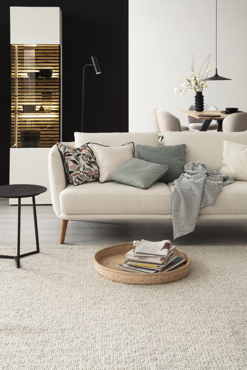 Wohnzimmer mit Sofa und gemütlichen Kissen und Decken SCHÖNER WOHNEN-Decken und Kissen