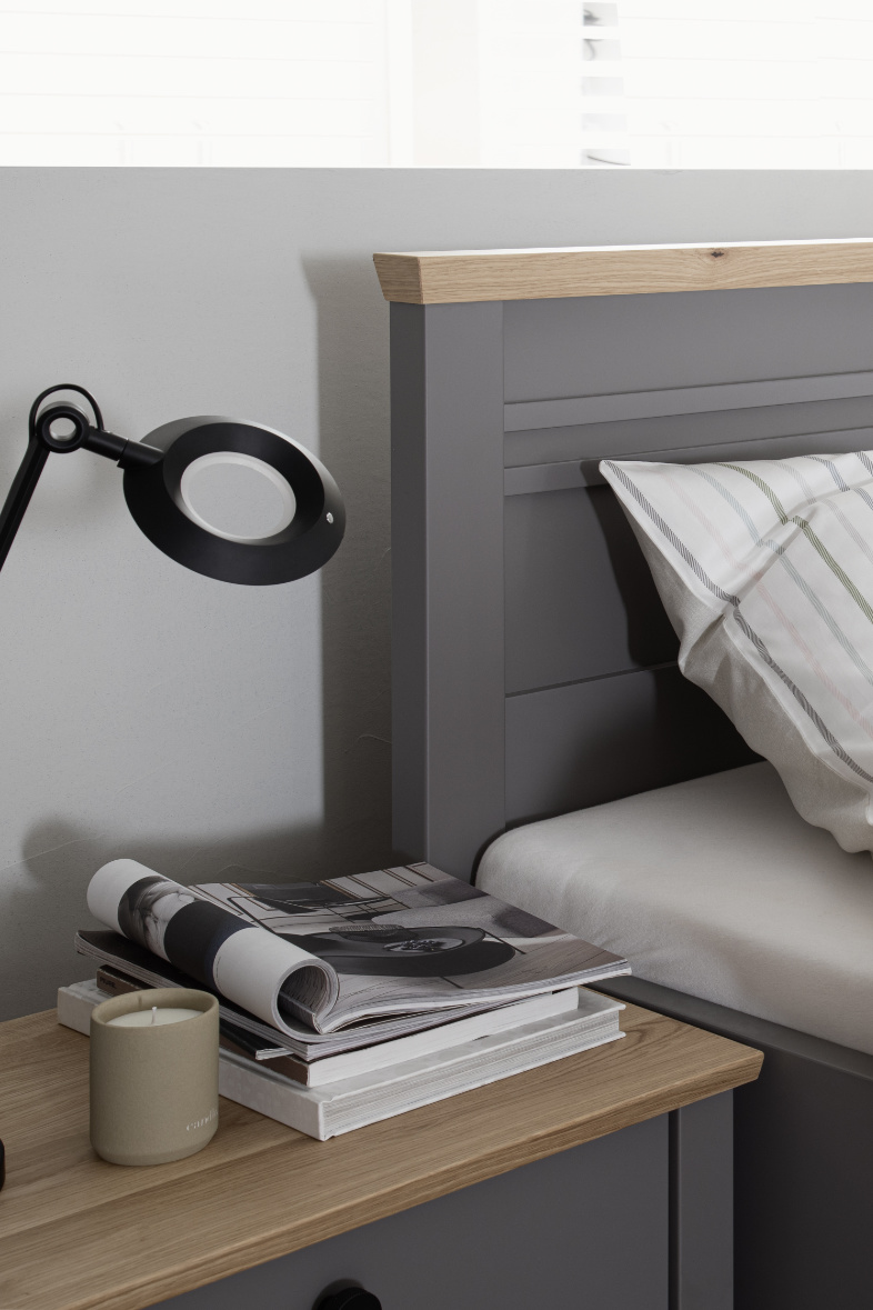 Leuchte und Bett SCHÖNER_WOHNEN_Kollektion_CountryFeeling