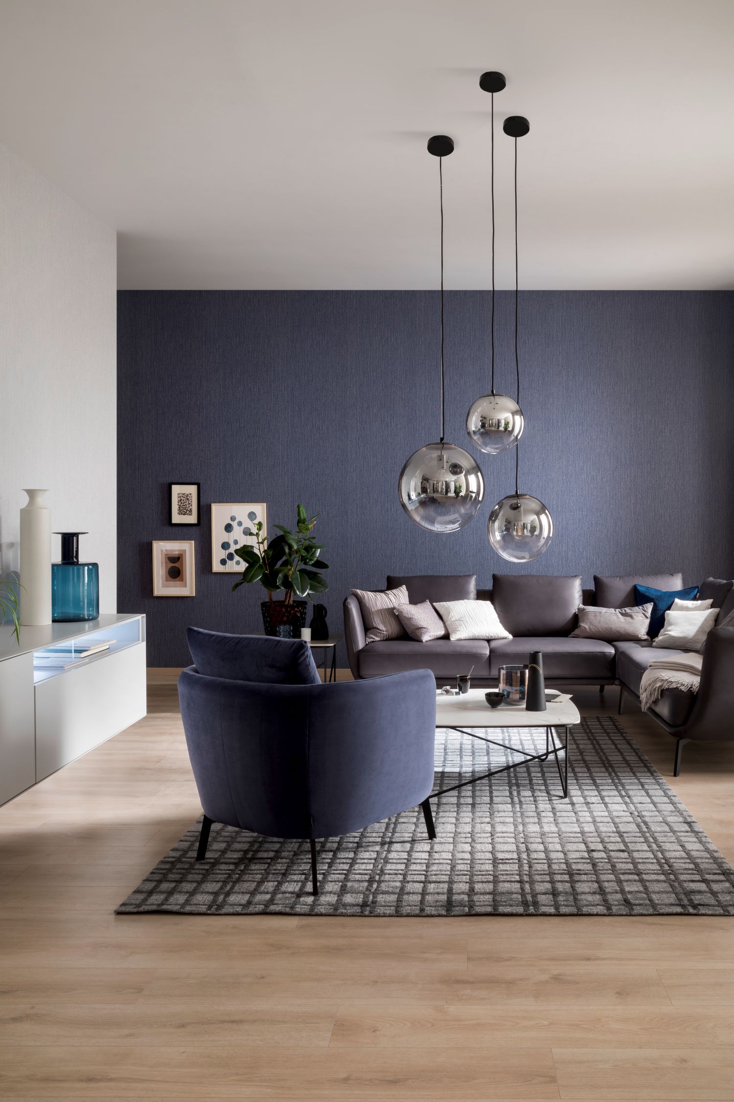 Blaues Wohnzimmer mit gemütlichem Sessel SCHÖNER WOHNEN-Wohnzimmer