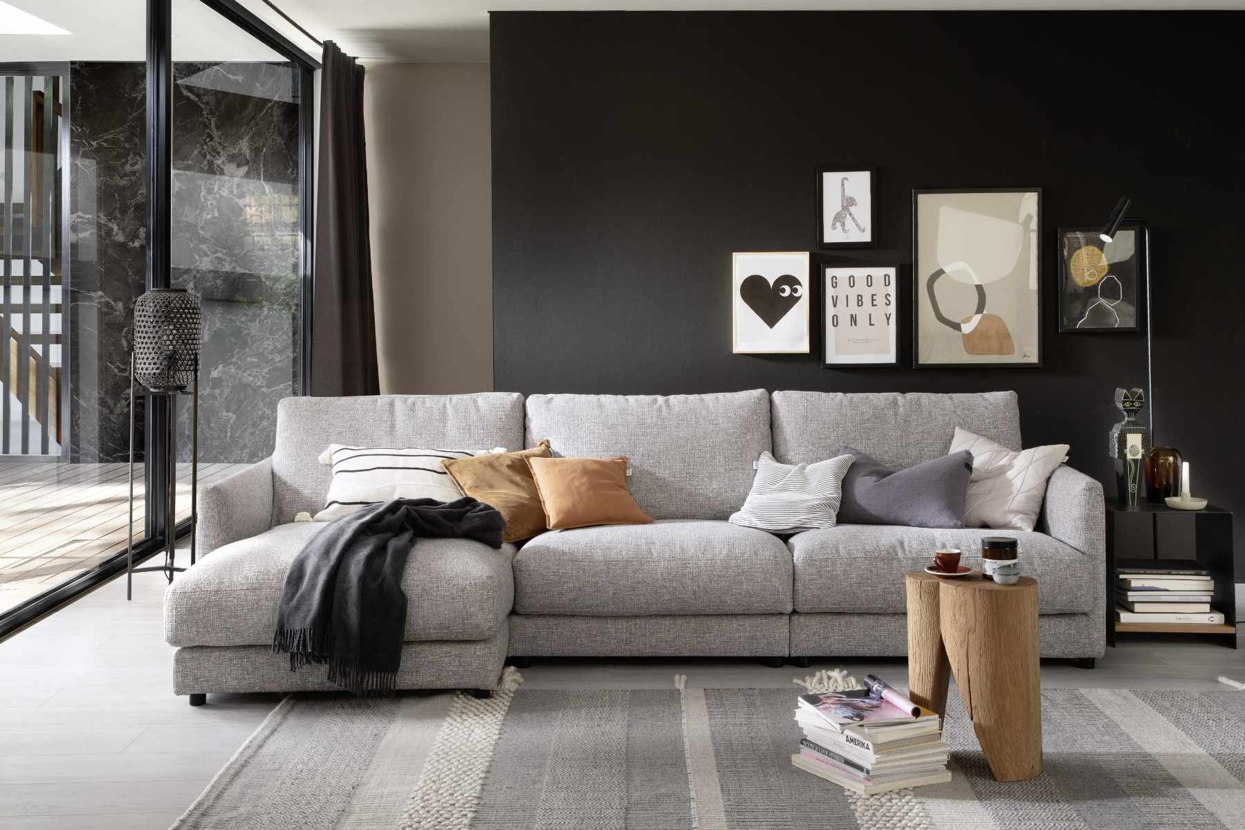 Graues Sofa GARBO vor schwarzer Wand SCHÖNER WOHNEN-Sofas