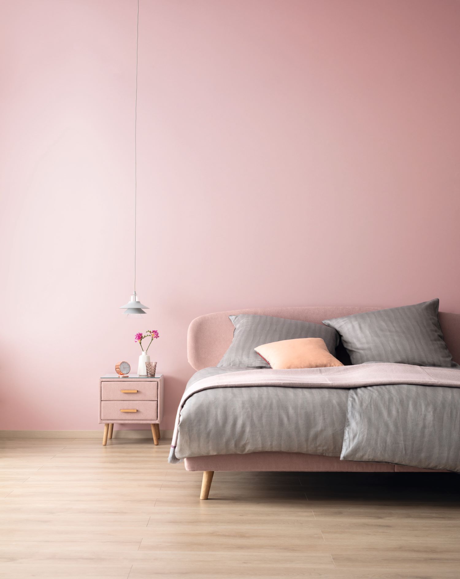 Helles Schlafzimmer in Designfarbe kristallrosa SCHÖNER WOHNEN-Designfarbe