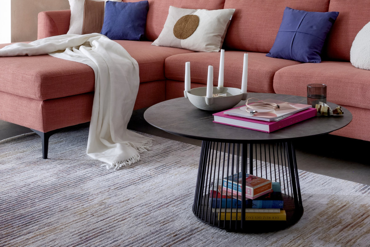 Sofa mit gemütlichen Accessoires SCHOENER-WOHNEN-Smarte Mitbewohner