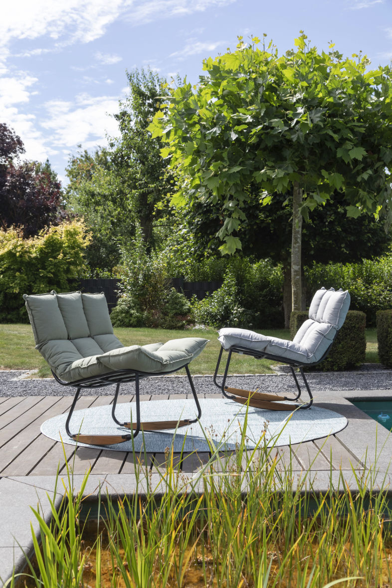Outdoor-Schaukelstühle am Pool SCHÖNER WOHNEN-Outdoor
