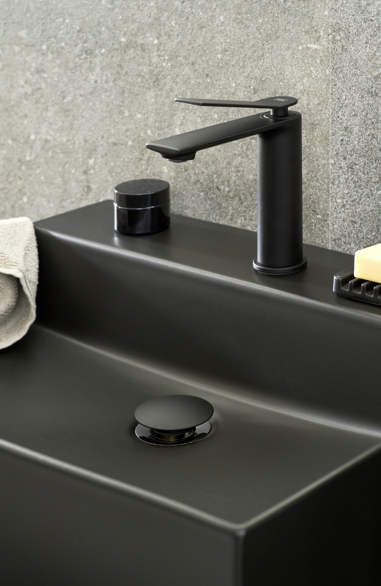 schwarze Armatur SchoenerWohnen_Kollektion_3Bäder_3Stile