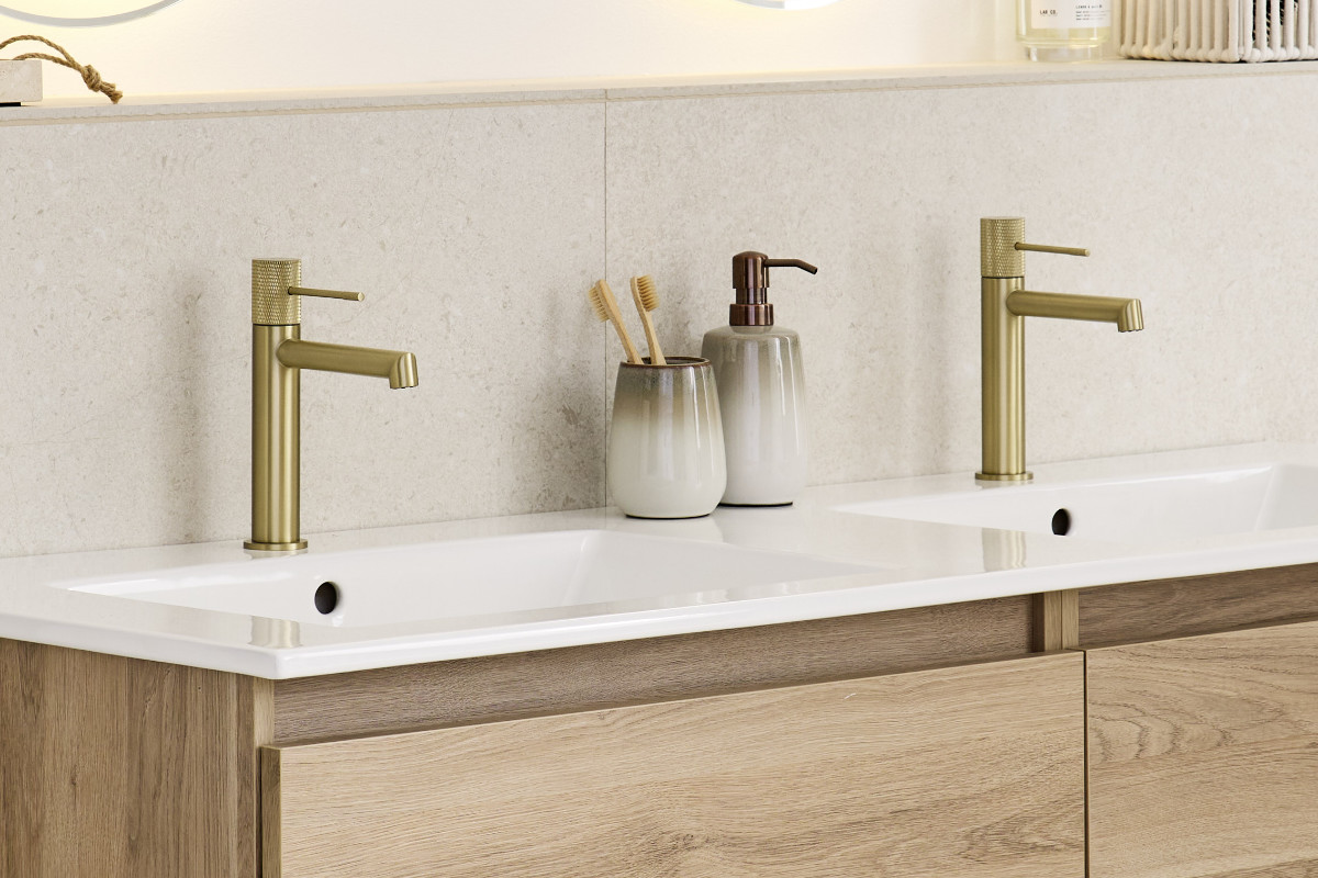helles Bad mit goldenen Armaturen SCHÖNER-WOHNEN-Armaturen