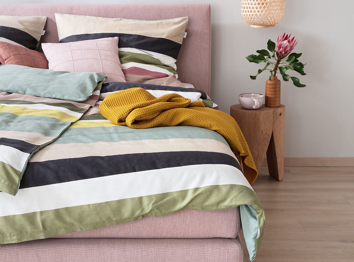 Boxspringbett mit gestreifter Bettwäsche in Grüntönen SCHÖNER WOHNEN-Heimtextilien