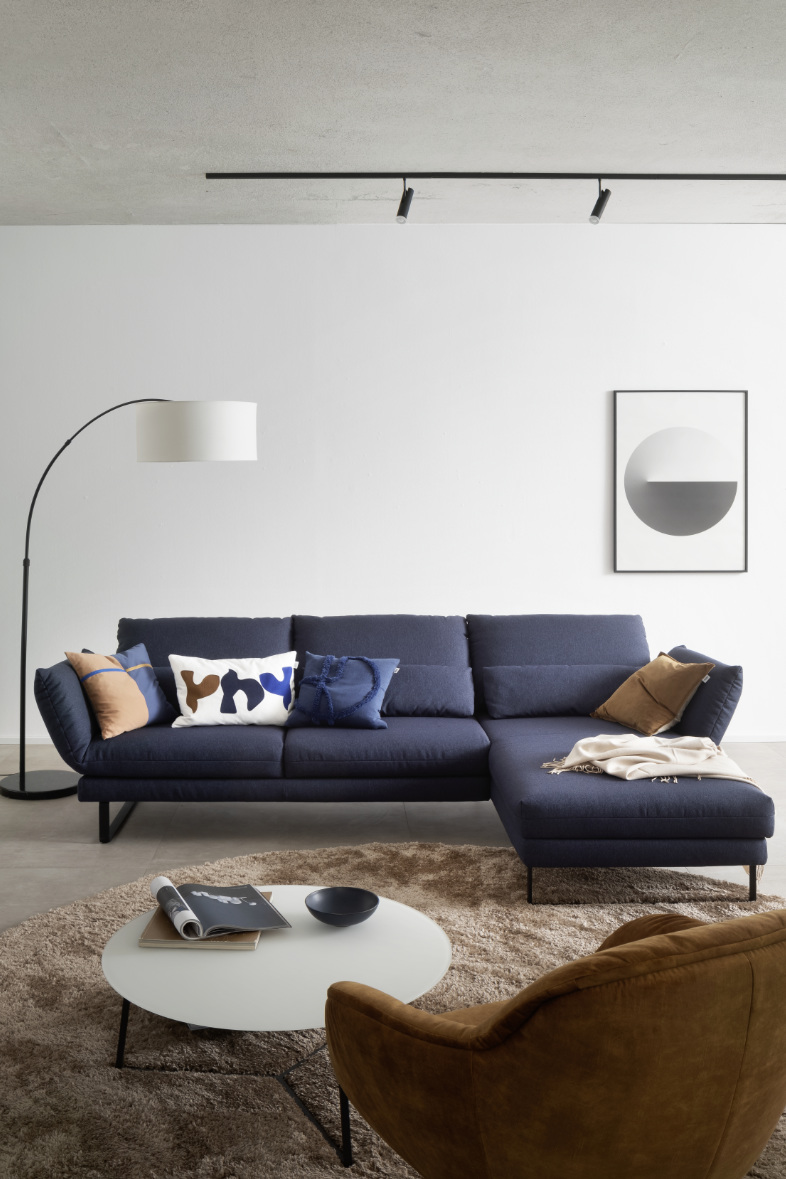 Sofa dekoriert mit den passenden Kissen SCHÖNER WOHNEN-Herbsttextilien