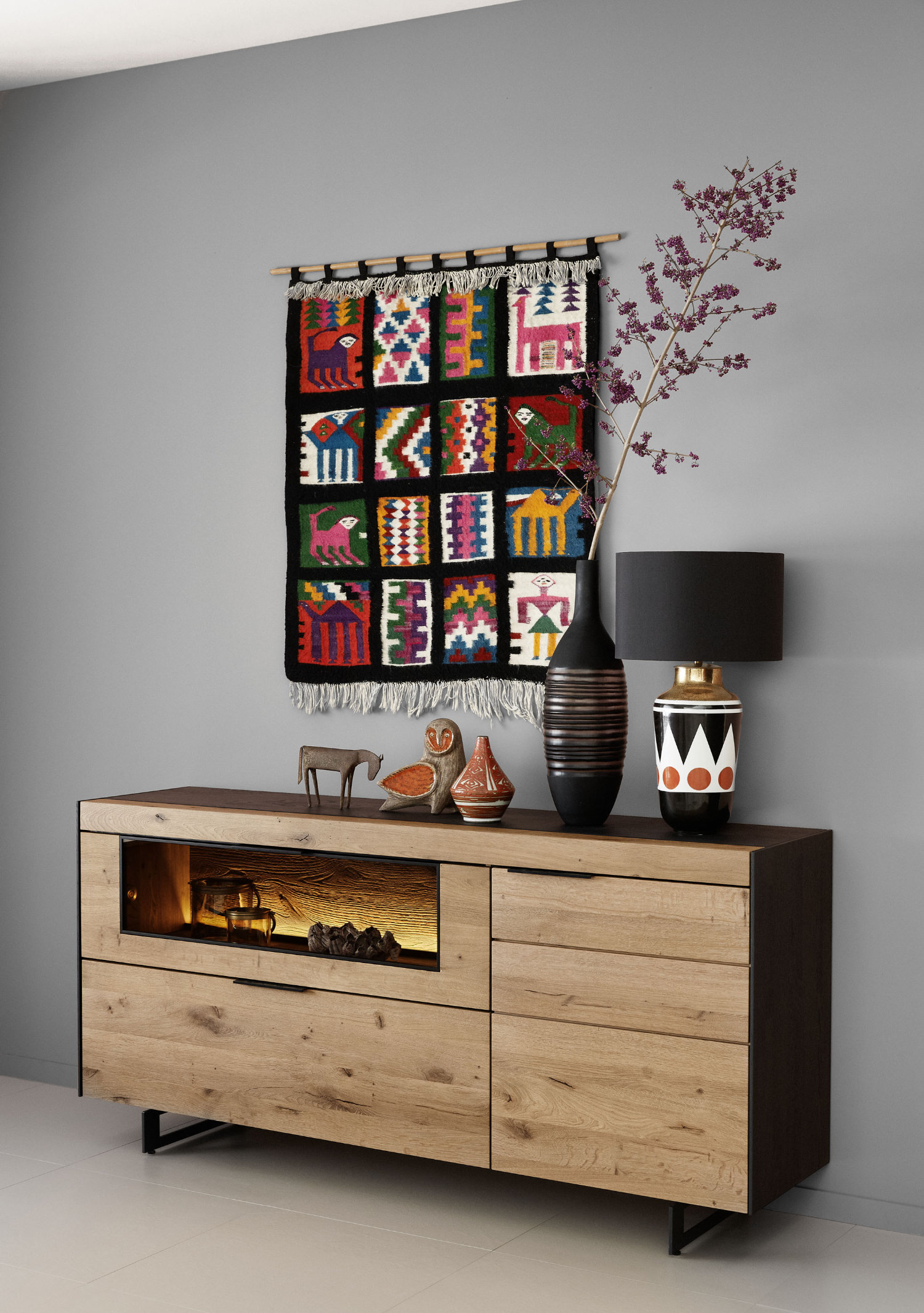 Sideboard aus Holz mit dunklen Akzenten SCHÖNER WOHNEN-Sideboard