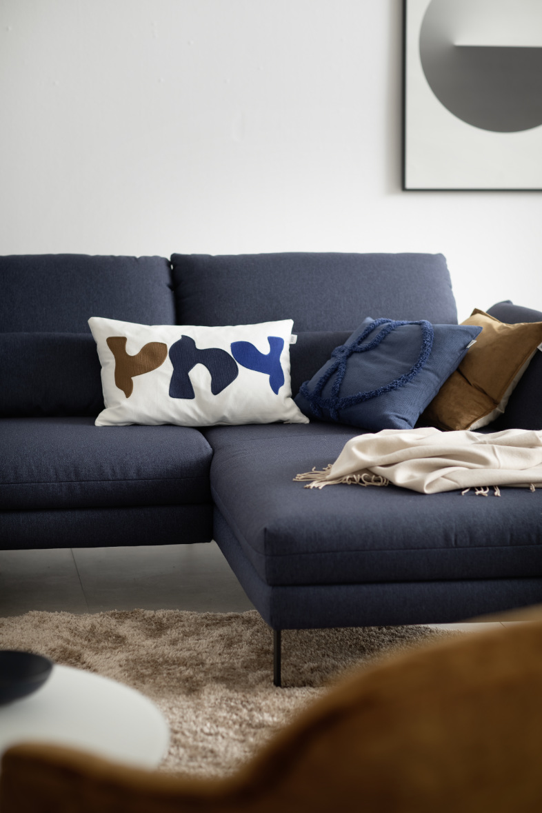 Decken und Kissen im Wohnzimmer SCHÖNER WOHNEN-Herbsttextilien