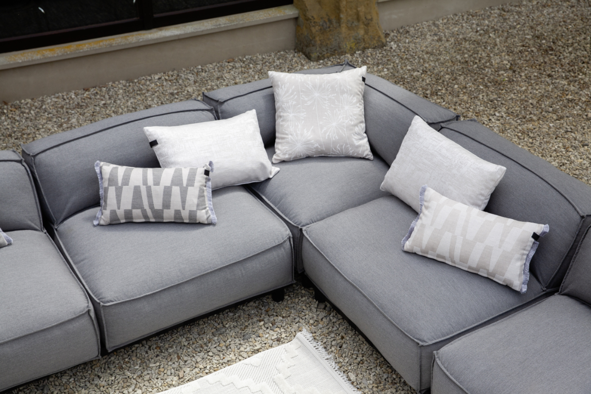 graue Kissen SCHÖNER_WOHNEN_Kollektion_OutdoorTextilien